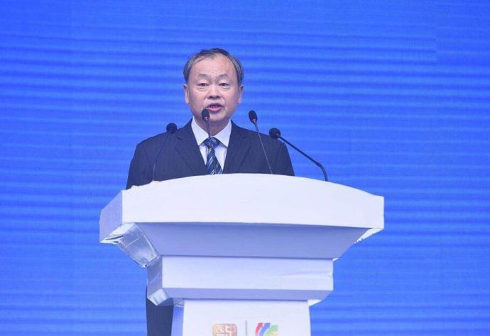 图为中国商业联合会会长姜明在开幕式上致辞