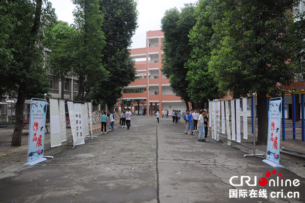 宜宾市"学法·诚信·感恩"公民教育活动启动仪式在宜宾县育才中学举行